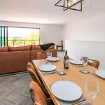Oaktree - 3 Bedrooms - Sleeps 6