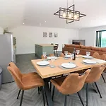 Oaktree - 3 Bedrooms - Sleeps 6