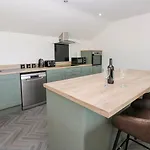 Oaktree - 3 Bedrooms - Sleeps 6 *