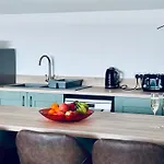 Oaktree - 3 Bedrooms - Sleeps 6 *