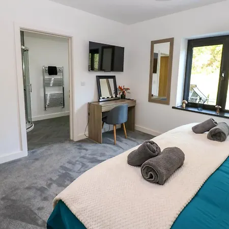 Oaktree - 3 Bedrooms - Sleeps 6