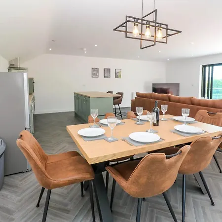 Oaktree - 3 Bedrooms - Sleeps 6