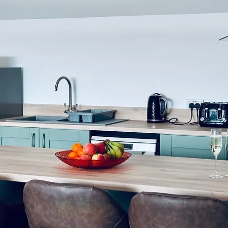 Oaktree - 3 Bedrooms - Sleeps 6 *