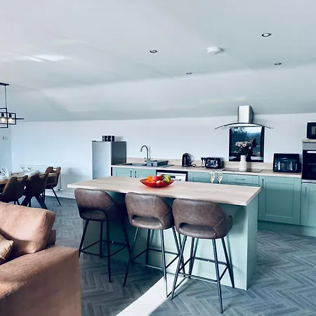 Oaktree - 3 Bedrooms - Sleeps 6 *